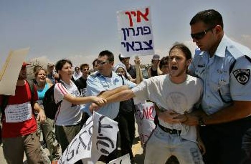 Ισραηλινοί φιλειρηνιστές, ανταποκρινόμενοι στο κάλεσμα του ΚΚ Ισραήλ και άλλων λαϊκών οργανώσεων, διαδήλωσαν χτες ενάντια στην επιδρομή στη Γάζα. Και δέχτηκαν ...βέβαια την περιποίηση της αστυνομίας
