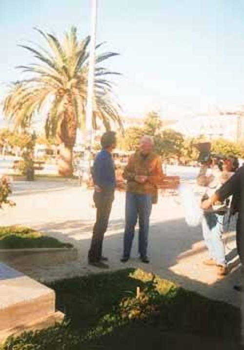 Ο Αμος Παμπαλόνι στην κεντρική πλατεία κατά τη διάρκεια των γυρισμάτων του ντοκιμαντέρ