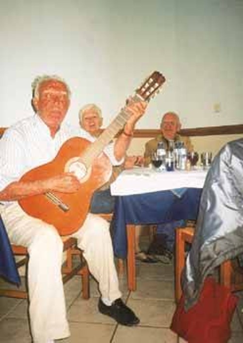 Η Μαρίζα και ο Αμος Παμπαλόνι ακούν με θαυμασμό τον Σπύρο Φωκά να τραγουδά