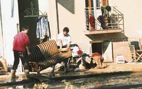 Οι ίδιες εικόνες στην Κέρκυρα κάθε φορά που βρέχει... (Από τις πλημμύρες του 2000)