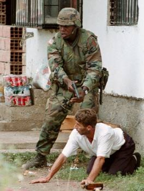 Το όπλο του ΝΑΤΟικού στρατιώτη στον κρόταφο των Κοσσοβάρων θα παραμείνει για χρόνια ως δήθεν «εγγύηση σταθερότητας»! Οποτε και εάν το προτεκτοράτο βαφτιστεί «(ημι)ανεξάρτητο»...