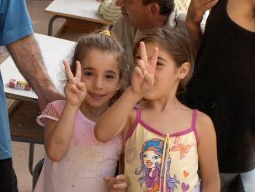 Το σήμα της νίκης από δύο κοριτσάκια, στον πρόχειρο καταυλισμό που έχει στηθεί σε σχολείο της κεντρικής Βηρυτού. Νίκη για όλα όσα έχασαν σε λίγα δευτερόλεπτα από τις ισραηλινές βόμβες