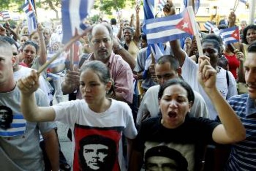 Σε όλες τις περιοχές της Κούβας χτες σχηματίστηκαν λαϊκές συγκεντρώσεις για να δηλώσουν τη συμπαράστασή τους στον Φιντέλ
