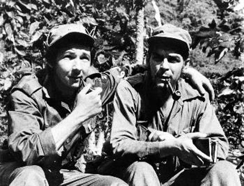 Ο Ραούλ Κάστρο και ο Τσε Γκεβάρα στη Σιέρα Μαέστρα κατά την πρώτη περίοδο του επαναστατικού πολέμου