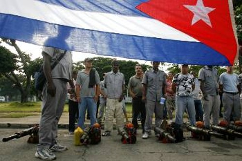 Πανέτοιμοι οι Κουβανοί εργαζόμενοι (εδώ υγειονομικοί στην Αβάνα) να αντιμετωπίσουν οποιαδήποτε απειλή