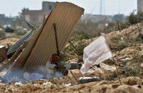 Παλαιστίνιος, καθισμένος ανάμεσα στα χαλάσματα του σπιτιού του. Στη Ράφα