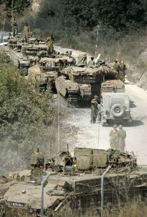 Ισραηλινά άρματα μάχης. Οι «διευρυμένες χερσαίες επιχειρήσεις» άρχισαν χτες παρά την απόφαση του Συμβουλίου Ασφαλείας