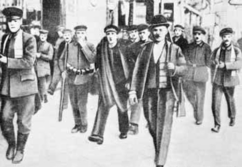 Ενοπλοι εργάτες και στρατιώτες στη λεωφόρο Ούντερ ντεν Λίντεν του Βερολίνου στις 9 Νοέμβρη 1918