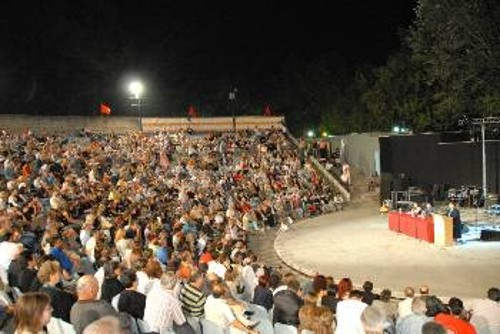 Από τη συζήτηση της ΓΓ της ΚΕ του ΚΚΕ με τους νέους και τις νέες στο κηποθέατρο Αλκαζάρ, στη Λάρισα, κατά τη διάρκεια της φεστιβαλικής εκδήλωσης την περασμένη Κυριακή
