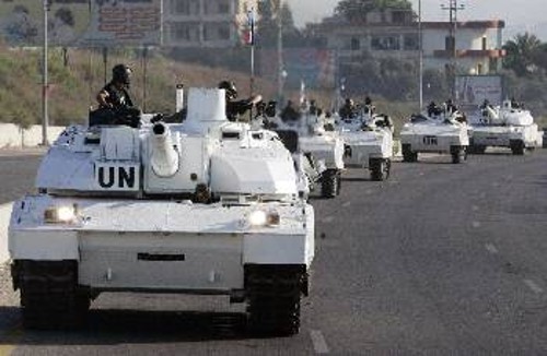 Οι Γάλλοι κατοχικοί της στρατιωτικής δύναμης του ΟΗΕ προελαύνουν στο Ν. Λίβανο
