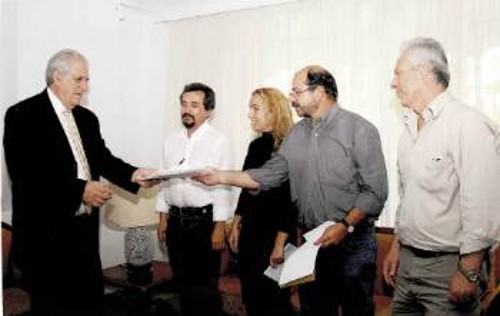 Από τη χτεσινή συνάντηση στην πρεσβεία της Κούβας, όπου οι συνδικαλιστές του ΠΑΜΕ επιδίδουν τις χιλιάδες υπογραφές στον πρέσβη
