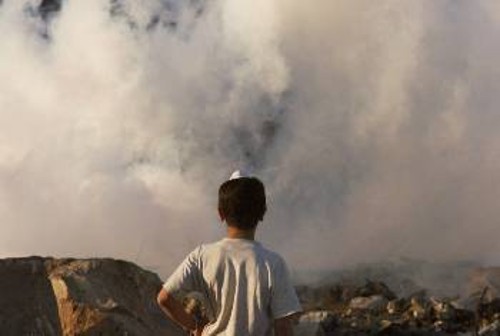 Σύννεφο δακρυγόνων μπροστά στο μικρό Παλαιστίνιο