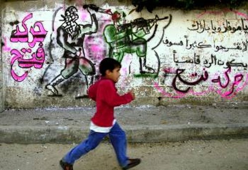 Ο πολύ μικρός Παλαιστίνιος τρέχει μακριά από τα ισραηλινά πυρά