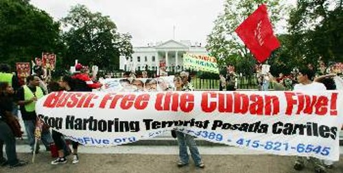 Από παλιότερη κινητοποίηση οργανώσεων στις ΗΠΑ, έξω από τον Λευκό Οίκο, για την απελευθέρωση των 5 Κουβανών και την έκδοση του Καρίλες