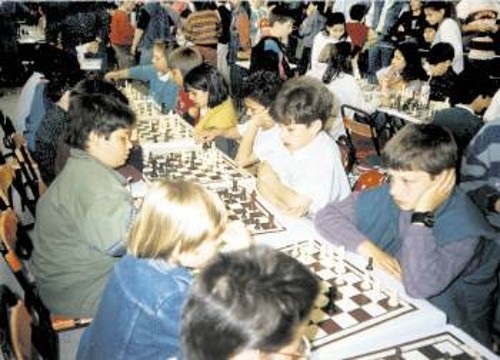 Μεγάλη η συμμετοχή μαθητών σε ατομικά και ομαδικά πρωταθλήματα στο σκάκι, μια μελλοντική επένδυση για τη νεολαία. Η κρατική μέριμνα όμως, όλο και απομακρύνεται από αυτή...