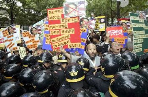 Αντιιμπεριαλιστές διαδηλωτές στη Νότια Κορέα διαδηλώνουν ενάντια στις κυρώσεις των ΗΠΑ κατά της ΛΔ της Κορέας