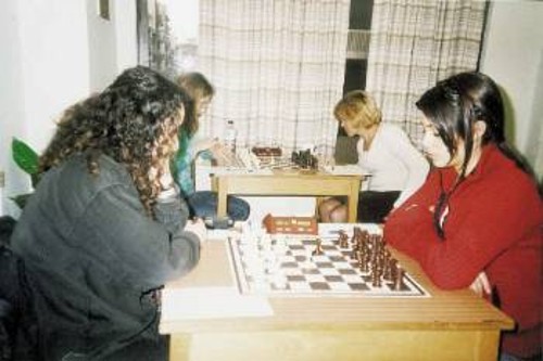 Η Βέρα Παπαδοπούλου (δεξιά) στο Παγκόσμιο νεανίδων (Ερεβάν) είχε 5β σε 9 αγώνες. Αντίπαλός της στη φωτ. η Ντίνα Σερετάκη