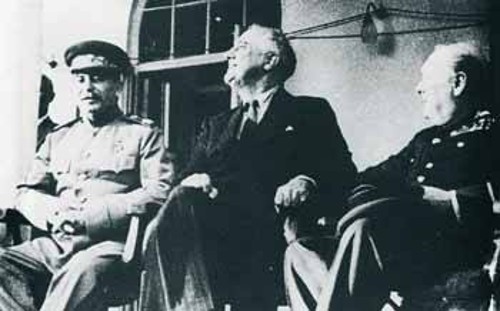 Η Σοβιετική Ενωση είχε δεσμευτεί απέναντι στους συμμάχους της να μπει στον πόλεμο εναντίον της Ιαπωνίας από τη Διάσκεψη της Τεχεράνης (28 Νοέμβρη - 1 Δεκέμβρη του 1943)(Φωτ.: ΣΤΑΛΙΝ, ΡΟΥΣΒΕΛΤ, ΤΣΟΡΤΣΙΛ ΣΤΗΝ ΤΕΧΕΡΑΝΗ)