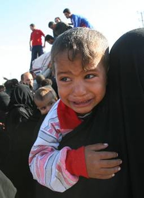 Ο θρήνος στο Ιράκ είναι καθημερινός, όπως γλαφυρά δείχνει το παιδάκι, που το σπίτι του σε συνοικία της Βαγδάτης βομβαρδίστηκε από τους Αμερικάνους