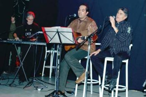 Ο Σταμάτης Μεσημέρης (δεξιά) σε συναυλία του με τον Αλέξανδρο Χατζή