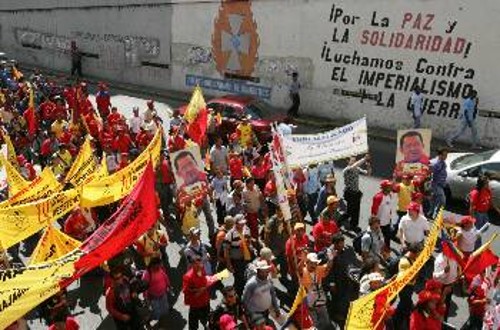 Ο λαός που βγαίνει στο δρόμο και διεκδικεί τα δικαιώματά του, όπως στη Βενεζουέλα, που γνωρίζει πρωτόγνωρες αλλαγές, είναι θετική εξέλιξη για τα λαϊκά κινήματα σε όλο τον κόσμο