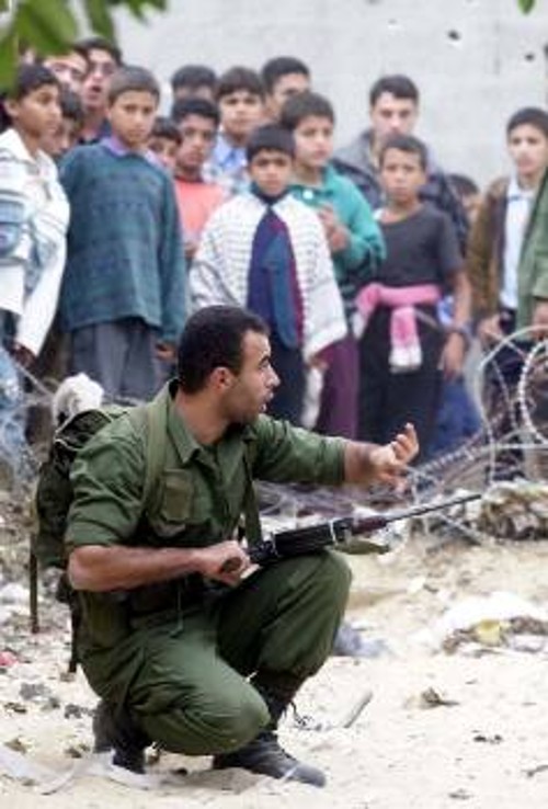 Παλαιστίνιος στρατιώτης φωνάζει σε νεαρούς διαδηλωτές να καλυφθούν από τις σφαίρες...