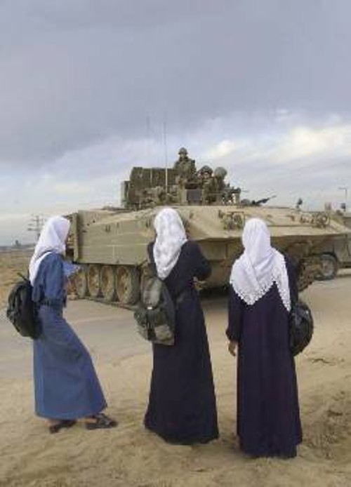 Τα ισραηλινά άρματα μάχης έχουν «κόψει στα δύο» τη Λωρίδα της Γάζας
