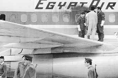 Τα σωστικά συνεργεία, μετά την εγκληματική επιχείρηση των Αιγυπτίων κομάντος, βγάζουν τους νεκρούς από το αεροσκάφος