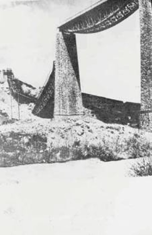 Η γέφυρα του Γοργοπόταμου φωτογραφημένη αμέσως μετά την καταστροφή της από την επιχείρηση της 25ης Νοέμβρη 1942