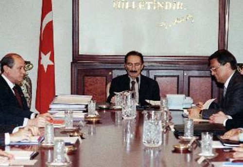 Οι ηγέτες των τριών κομμάτων που συγκροτούν την τουρκική κυβέρνηση: ο Ντ. Μπαχτσελί (αριστερά), ο πρωθυπουργός Μπουλέντ Ετσεβίτ (κέντρο) και ο Μεσούτ Γιλμάζ