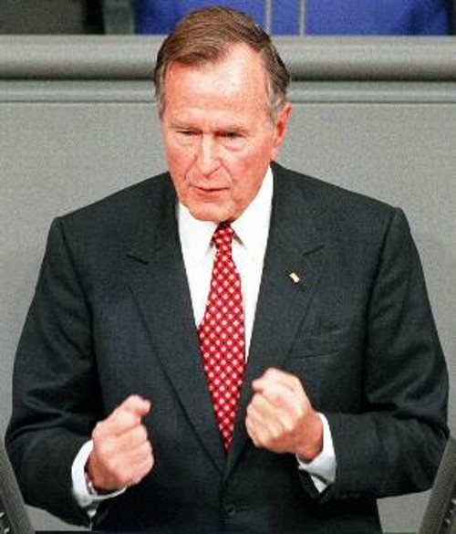 Ο Tζ. Μπους, που πρωτοεμπνεύστηκε τον όρο «Νέα Τάξη Πραγμάτων» στη σύγχρονη εποχή, ομιλητής στις πανηγυρικές τελετές