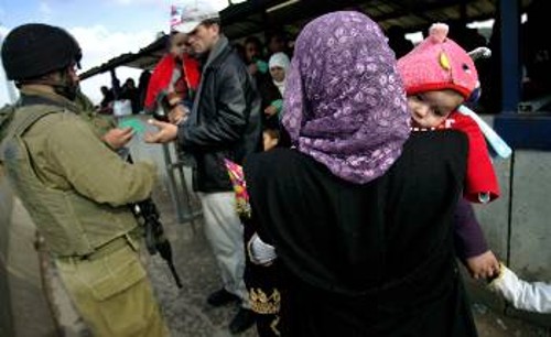Στιγμιότυπο από τους ελέγχους, από τα ισραηλινά στρατεύματα κατοχής, στους οποίους υπόκεινται καθημερινά οι Παλαιστίνιοι, στη Δυτική Οχθη