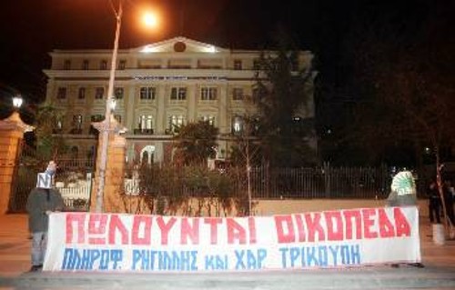 ΝΔ και ΠΑΣΟΚ ξεπουλούν ό,τι έχει απομείνει από τη δημόσια περιουσία (Στιγμιότυπο από το δρώμενο της χτεσινής συγκέντρωσης στη Θεσσαλονίκη)
