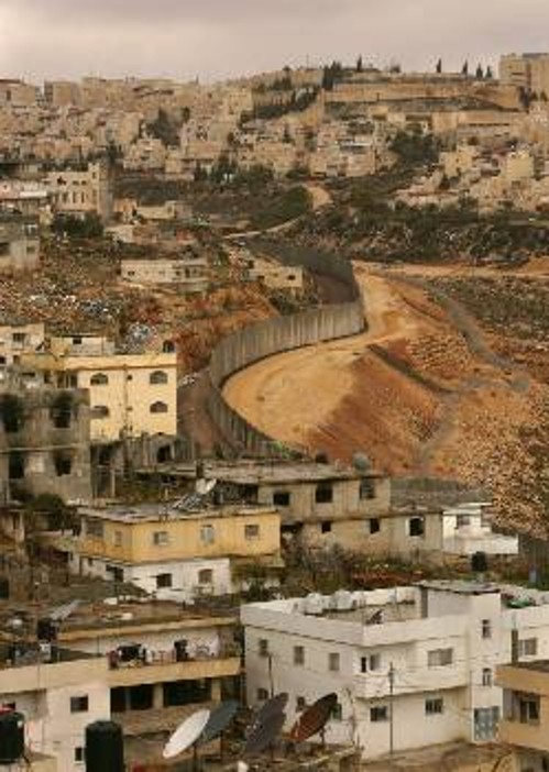 Το διαχωριστικό τείχος του Ισραήλ συνεχώς κλέβει γη της Παλαιστίνης και εντείνει την ασφυξία για το λαό της