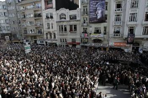 Σε μεγάλη διαδήλωση μετατράπηκε η κηδεία του αρμενικής καταγωγής δημοσιογράφου