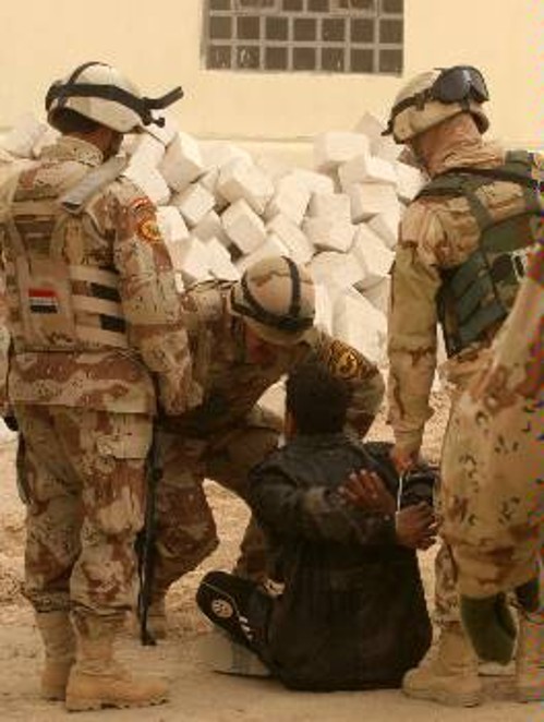 Αμερικανοντυμένοι Ιρακινοί δοσίλογοι στρατιώτες σε σύλληψη έξω από τη Νατζάφ