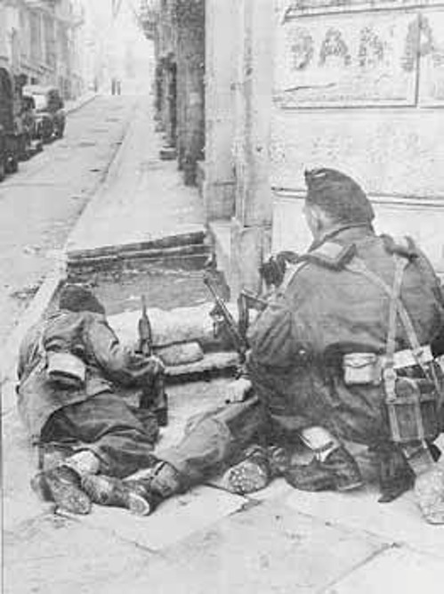 Δεκέμβρης 1944. Βρετανοί στρατιώτες «καλύπτουν» την οδό Κριεζώτου στη γωνία, όπου βρίσκεται σήμερα η Αγροτική Τράπεζα