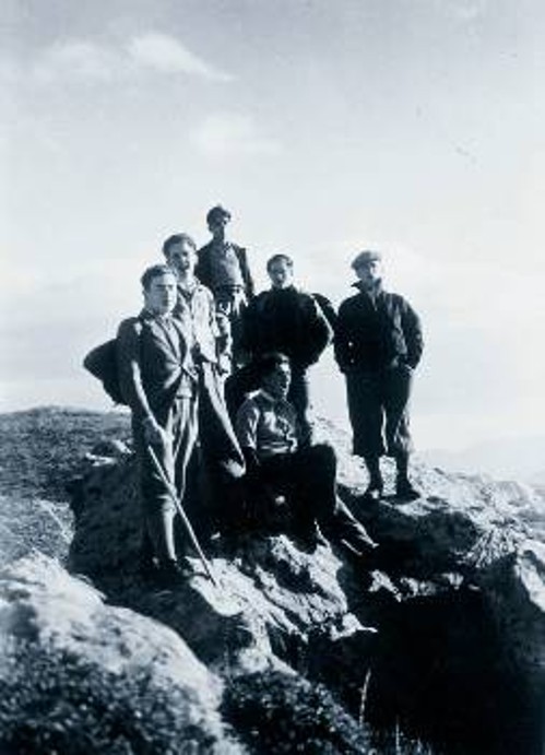 Εκτός από «δάσκαλος», ο Ν. Καρβούνης ήταν και μανιώδης ορειβάτης (εδώ διακρίνεται όρθιος δεξιά στις κορυφές της Πάρνηθας), όπου νέοι τον περιτριγύριζαν, τον άκουγαν και πολλοί τον συνόδευαν στις εκδρομές του