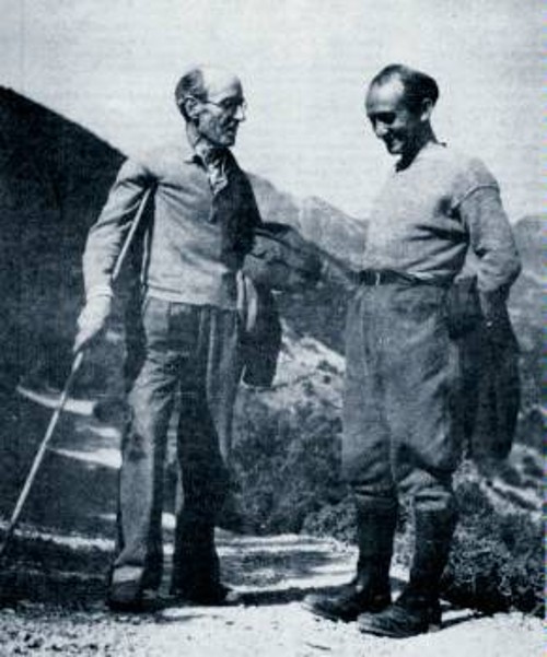 Ο Νίκος Καρβούνης (αριστερά) στο βουνό, μαζί με τον λογοτέχνη Δημήτρη Χατζή