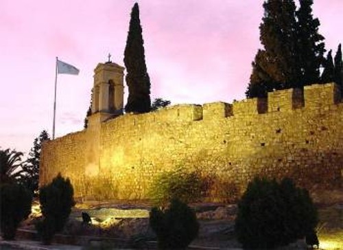 Το κάστρο του Καράμπαμπα βρίσκεται στη βοιωτικής ακτή, σε στρατηγική θέση, καθώς ελέγχει τα στενά του Ευρίπου και την πόλη της Χαλκίδας