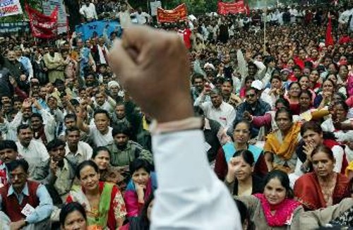 Από πρόσφατη εργατική διαδήλωση στην Ινδία ενάντια στα μέτρα που εντείνουν την ανεργία