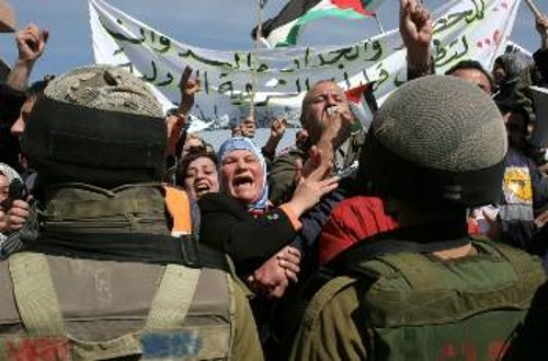 Ισραηλινοί στρατιώτες κατά Παλαιστινίων διαδηλωτών