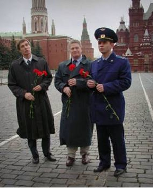Οι δύο Ρώσοι κοσμοναύτες και ο Αμερικανός αστροναύτης αποτίουν φόρο τιμής στο μνημείο του Γιούρι Γκαγκάριν πριν από την πτήση τους