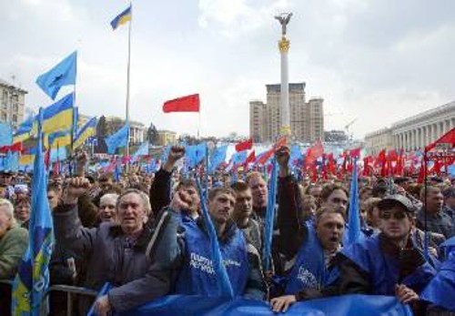 Χιλιάδες διαδήλωσαν χτες στο κέντρο του Κιέβου υπέρ του κυβερνητικού συνασπισμού