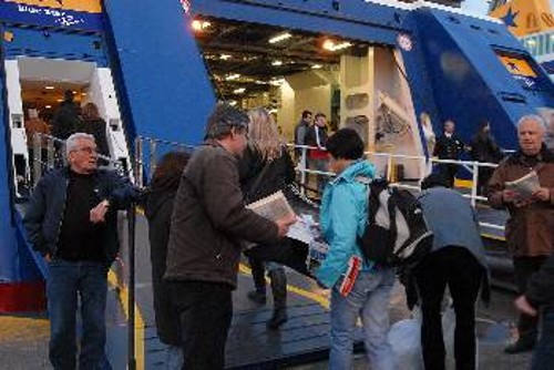 Χέρι χέρι η ανακοίνωση του ΚΚΕ μοιράζεται στους επιβάτες που επιβιβάζονται στα πλοία