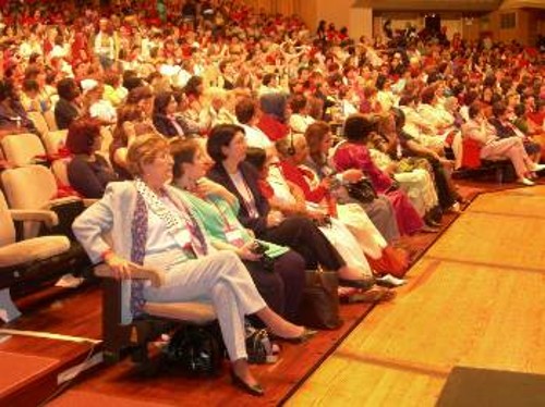 Στιγμιότυπο από το 14ο Συνέδριο της Παγκόσμιας Δημοκρατικής Ομοσπονδίας Γυναικών που πραγματοποιήθηκε το 2007 στη Βενεζουέλα