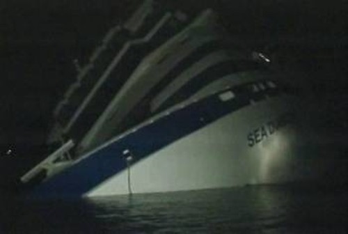 Το πλοίο βυθίζεται στις ακτές της Σαντορίνης