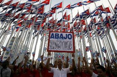 «Κάτω η αδικία» γράφει το πλακάτ, από τη χτεσινή μεγάλη διαδήλωση στο μνημείο στην Αβάνα, για τα θύματα της κρατικής τρομοκρατίας των ΗΠΑ ενάντια στην Κούβα