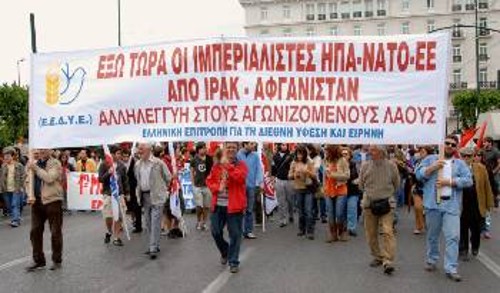 Το πανό της ΕΕΔΥΕ σε παλιότερη πρωτομαγιάτικη συγκέντρωση στην Αθήνα