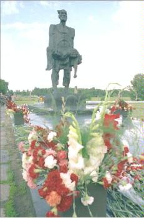 Μνημείο για τα θύματα του φασισμού στο Χατίν της Λευκορωσίας